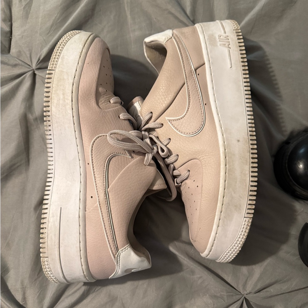 Nike Air Force 1 in Mauve and White